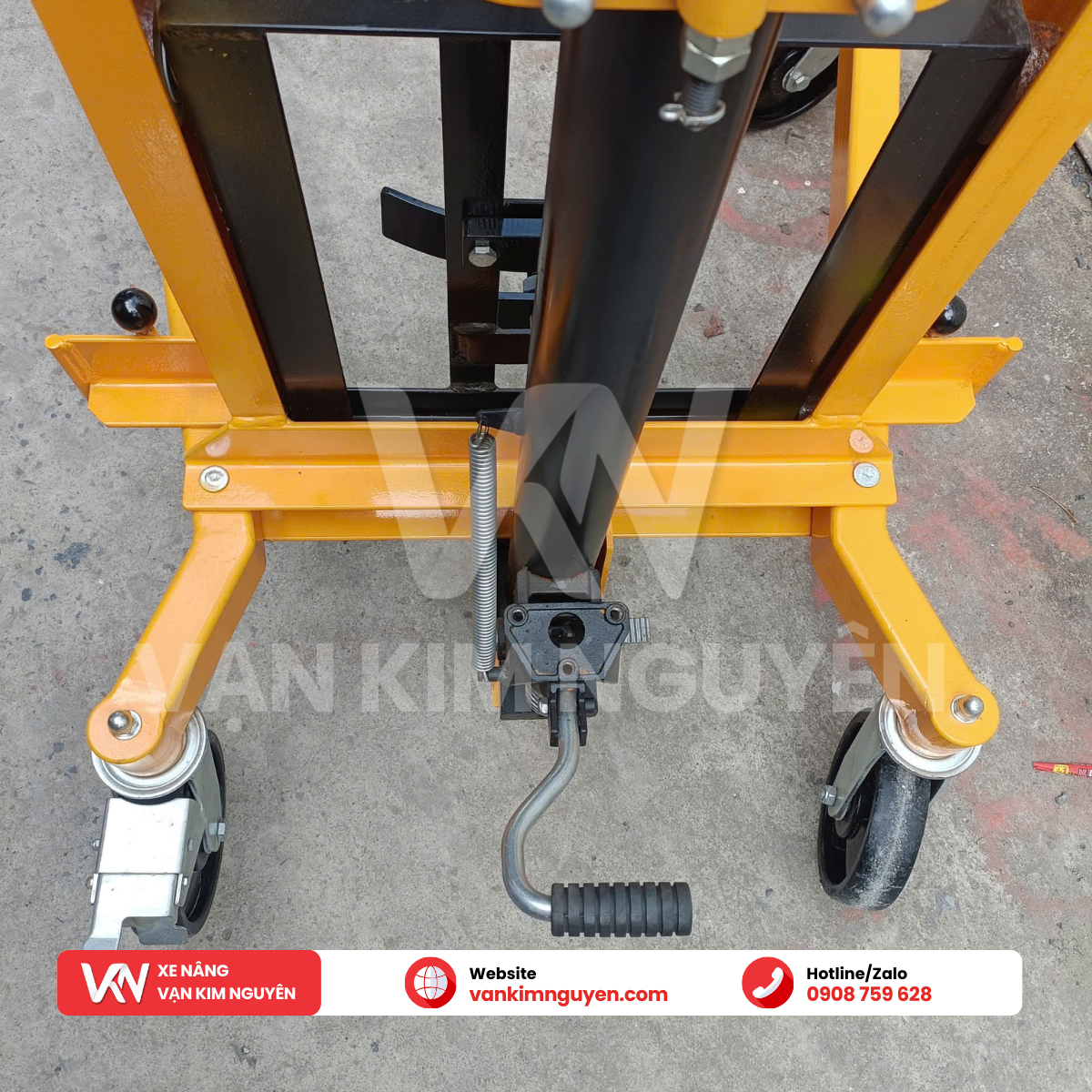 Xe nâng kẹp thùng phuy tay cao