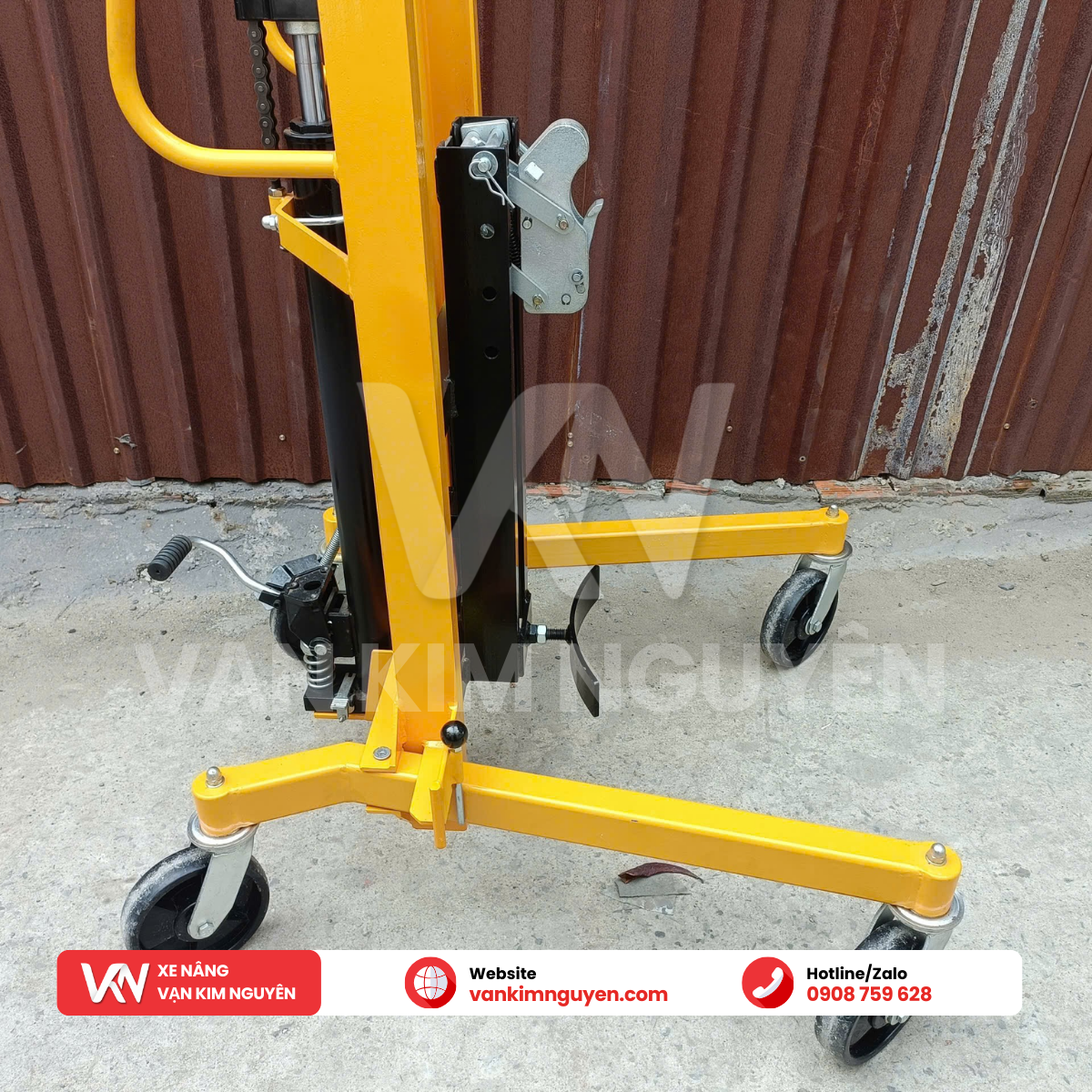 Xe nâng kẹp thùng phuy tay cao