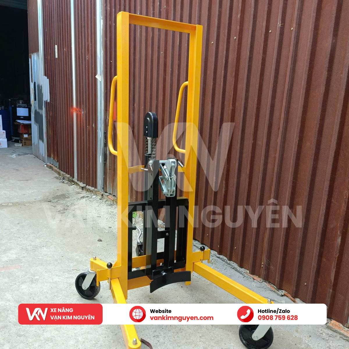 Xe nâng kẹp thùng phuy tay cao