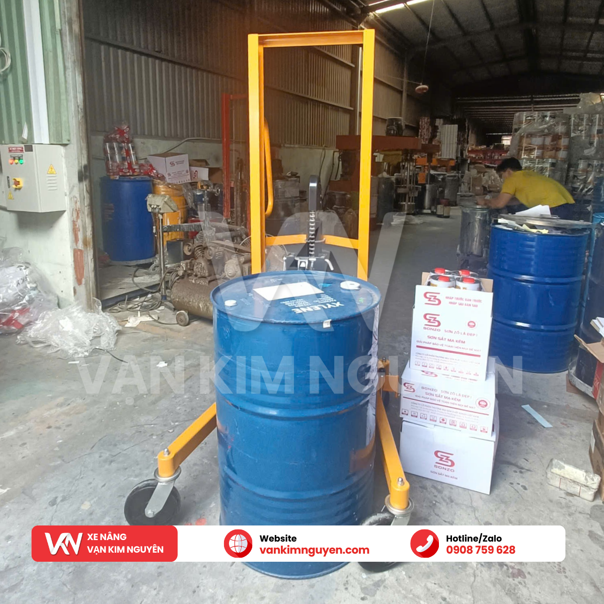 Xe nâng kẹp thùng phuy tay cao