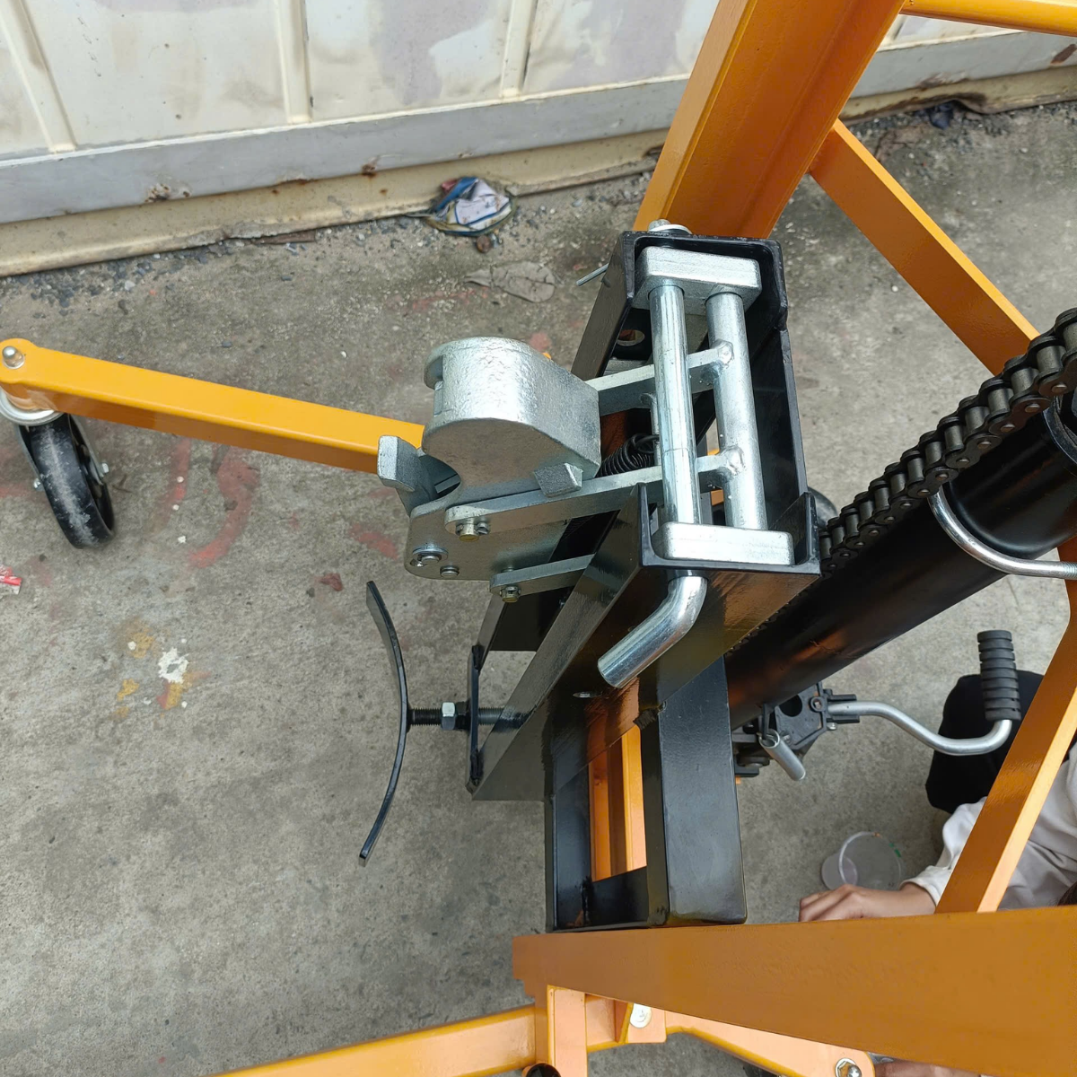 Xe nâng kẹp thùng phuy tay cao