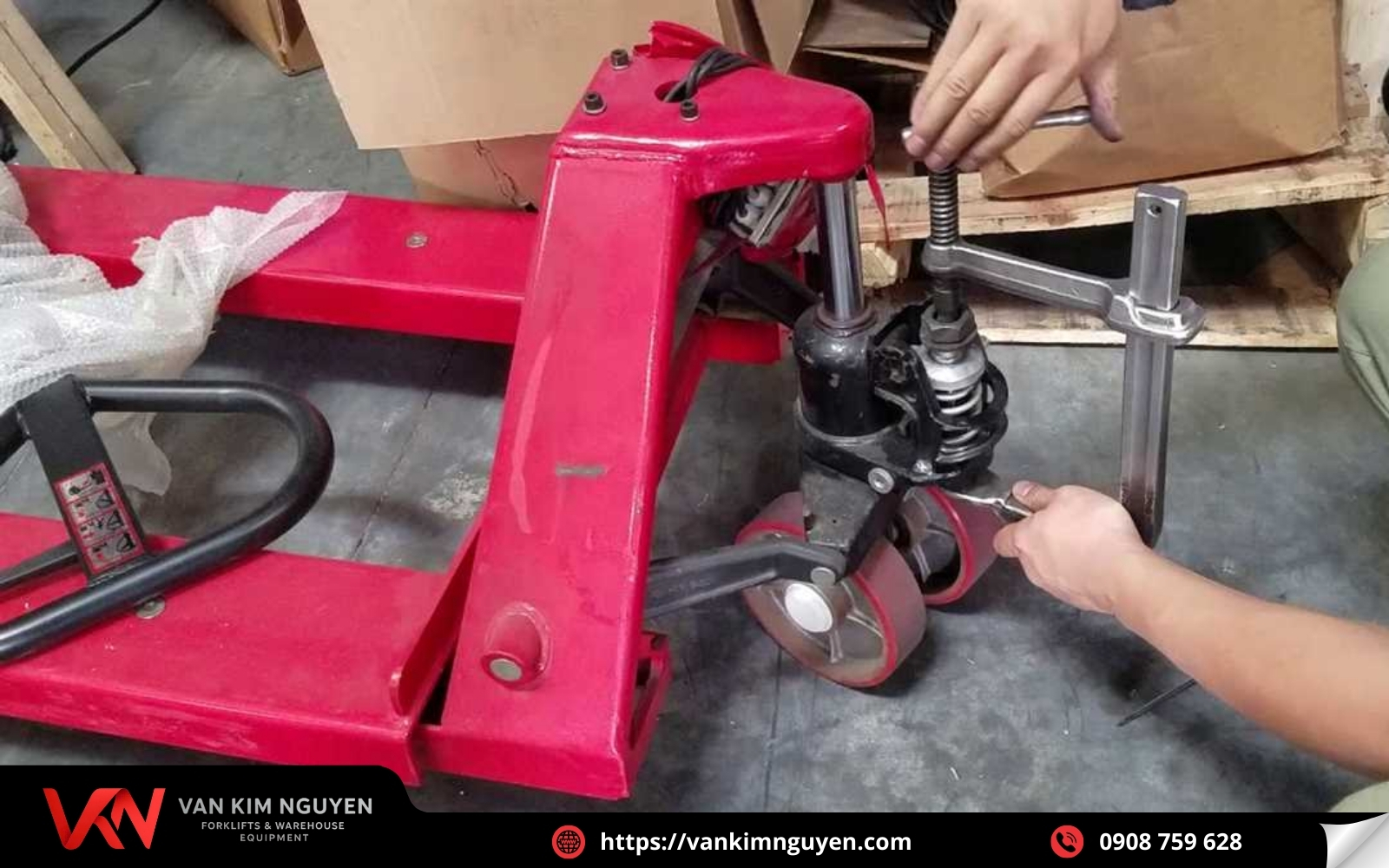 Nên bảo dưỡng các bộ phận xe nâng tay thường xuyên