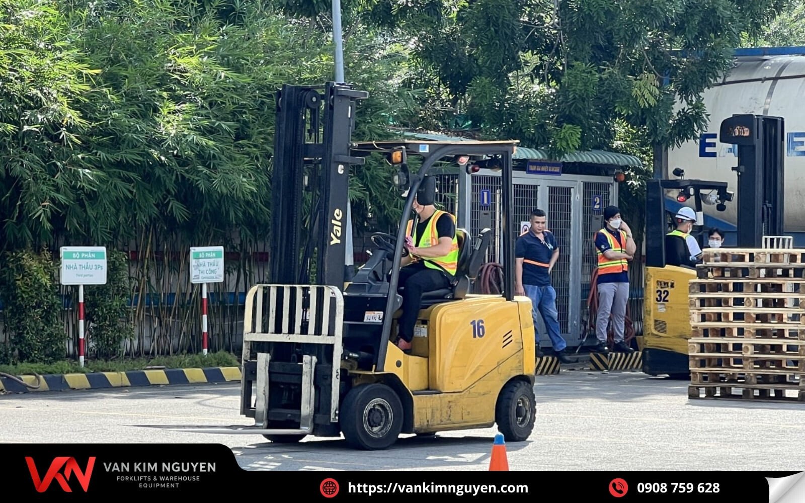 Thực hành học lái xe nâng thực tế  Thực hành học lái xe nâng thực tế