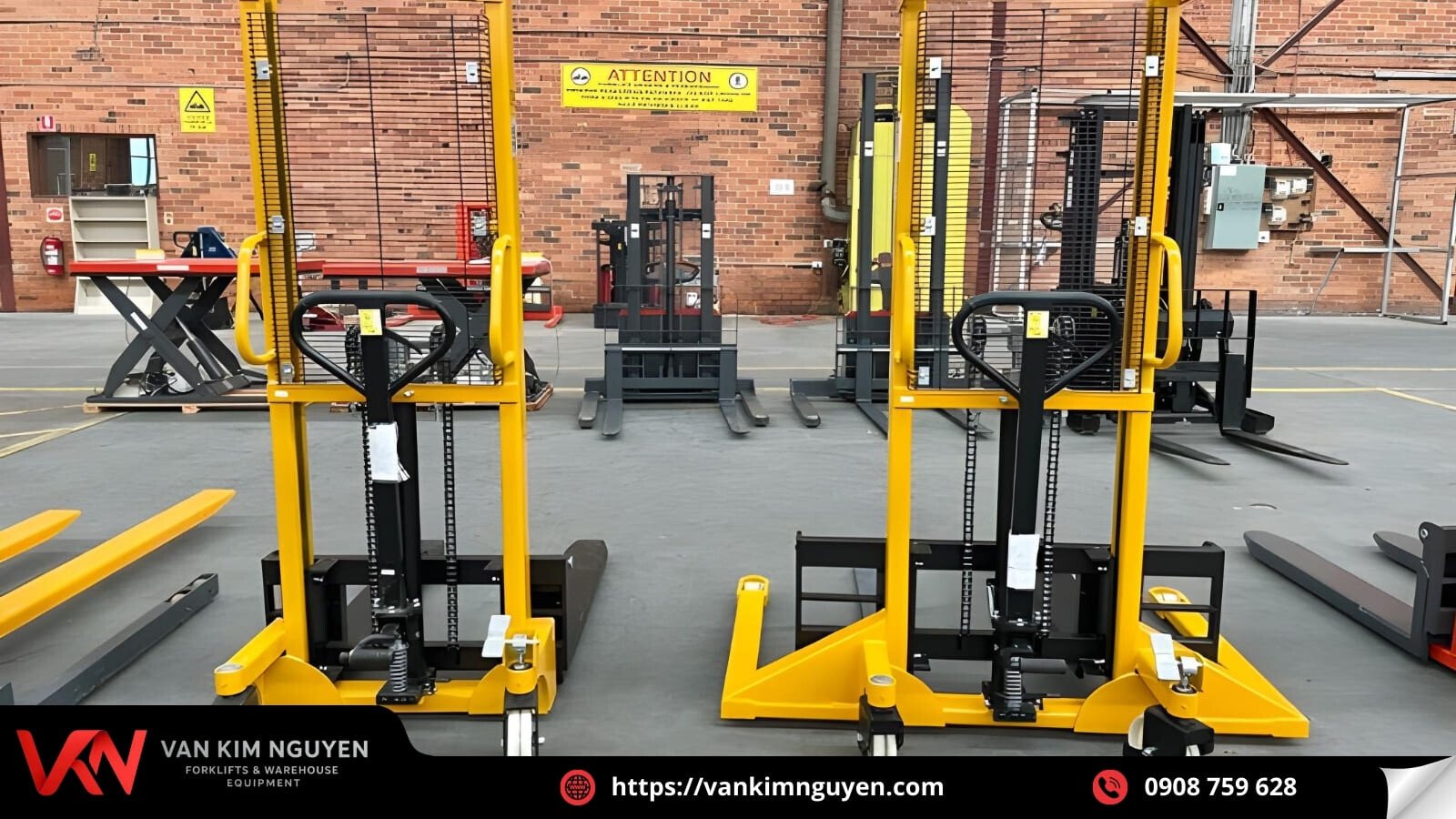 Xe nâng tay cao chân rộng hỗ trợ nâng hạ hàng hóa an toàn