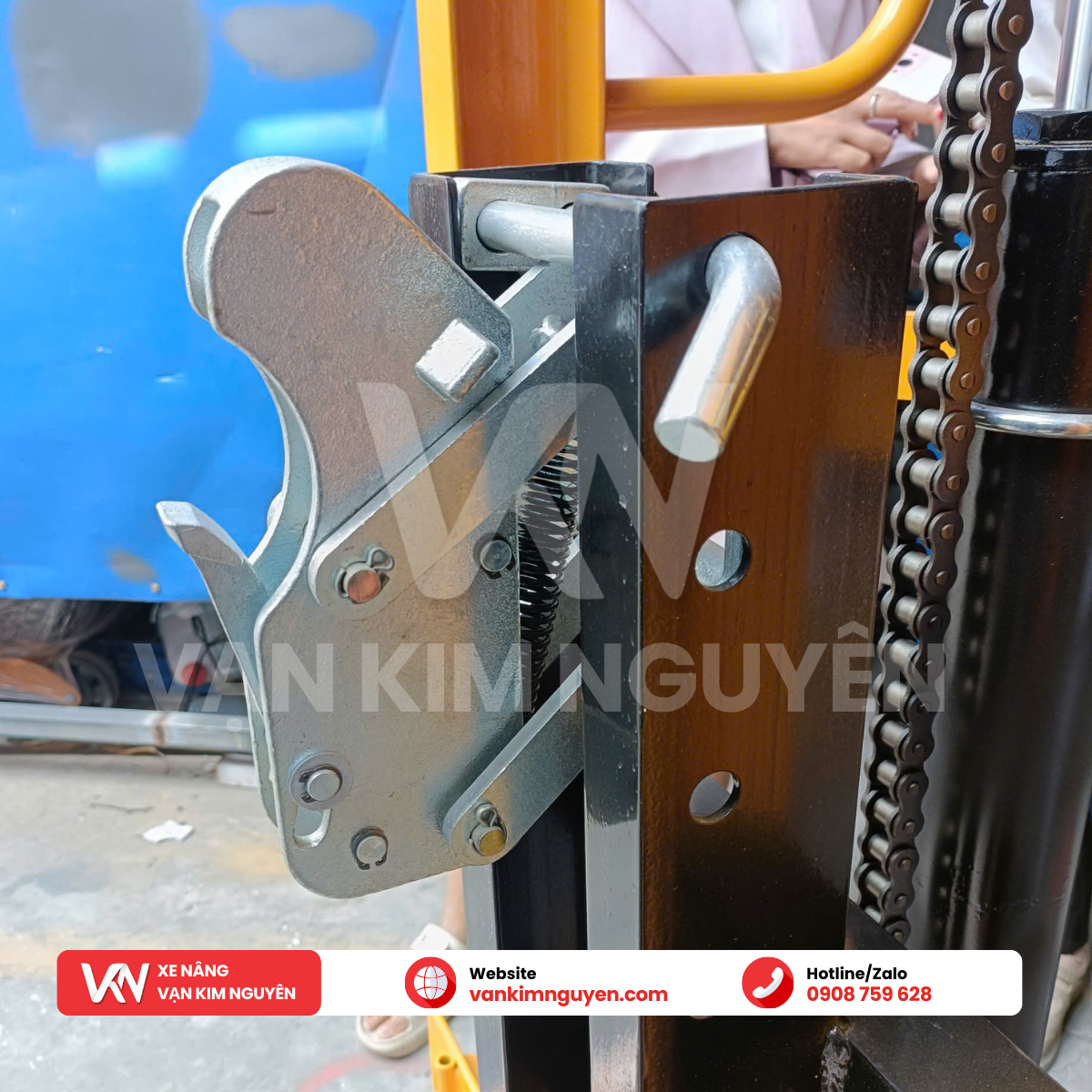 Xe nâng kẹp thùng phuy tay cao