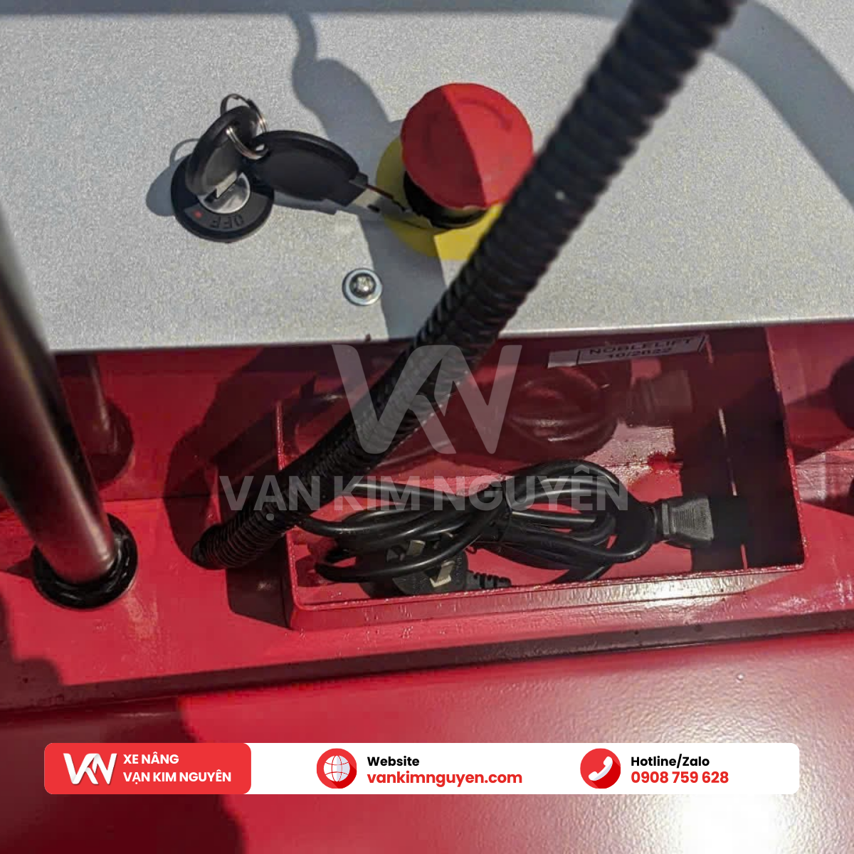 Xe nâng mặt bàn điện