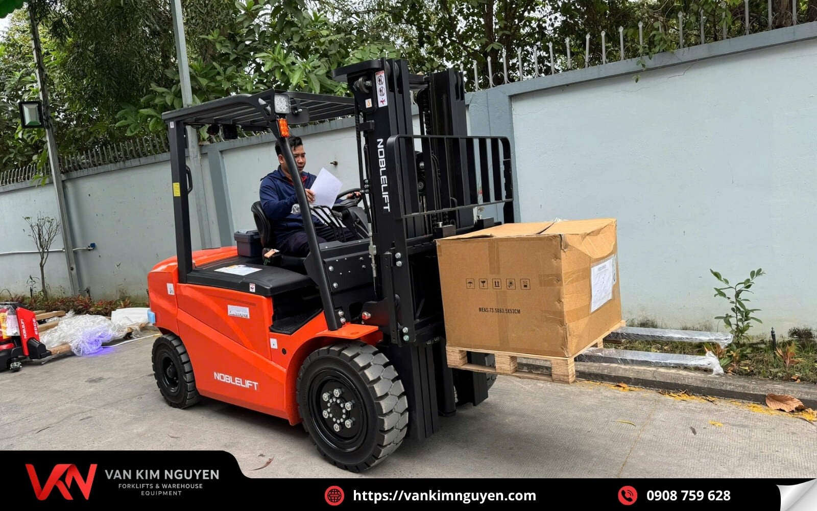 Cần tuẩn thủ các quy định an toàn khi vận hành xe nâng hàng trên đường