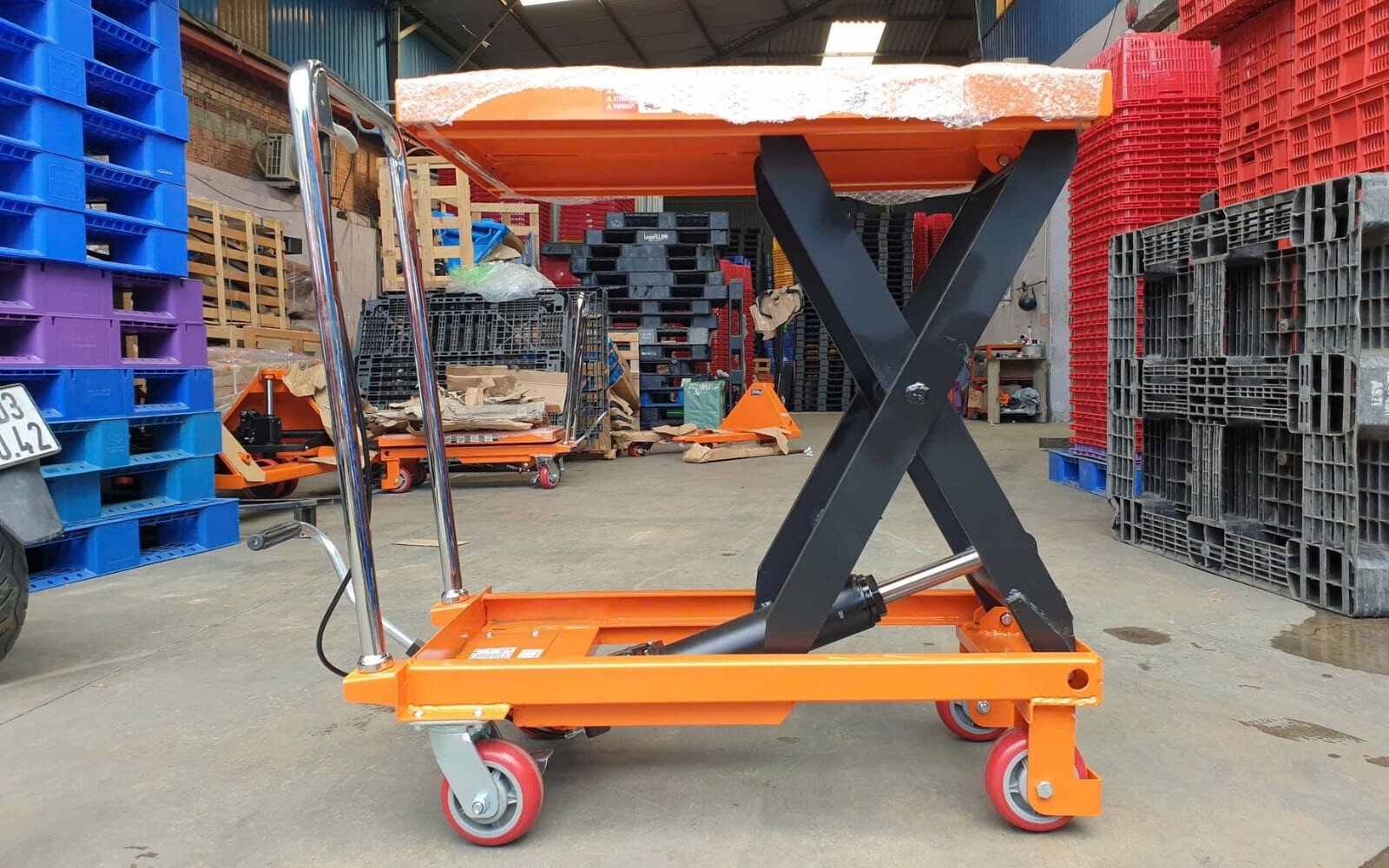 Lý do nên mua xe nâng mặt bàn tại Vạn Kim Nguyên Lý do nên mua xe nâng mặt bàn tại Vạn Kim Nguyên