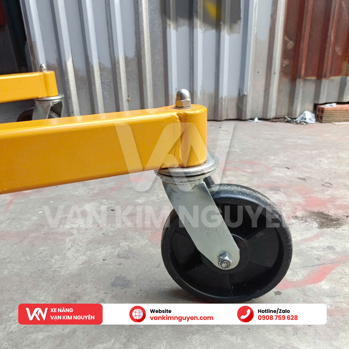 Xe nâng kẹp thùng phuy tay cao