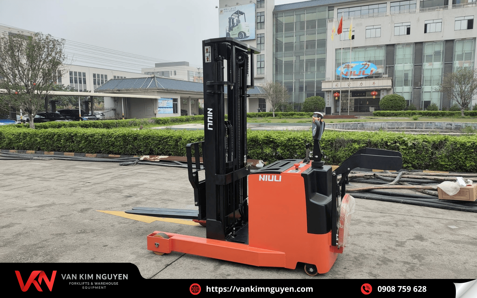 Xe nâng đứng lái xoay di chuyển dễ dàng và tiện lợi  Xe nâng đứng lái xoay di chuyển dễ dàng và tiện lợi