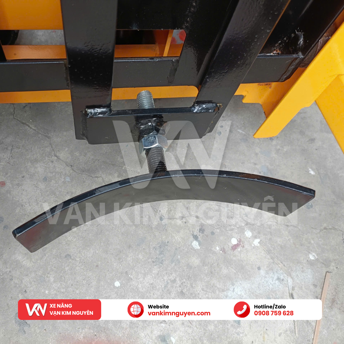 Xe nâng kẹp thùng phuy tay cao