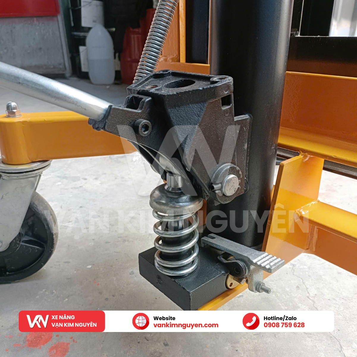 Xe nâng kẹp thùng phuy tay cao