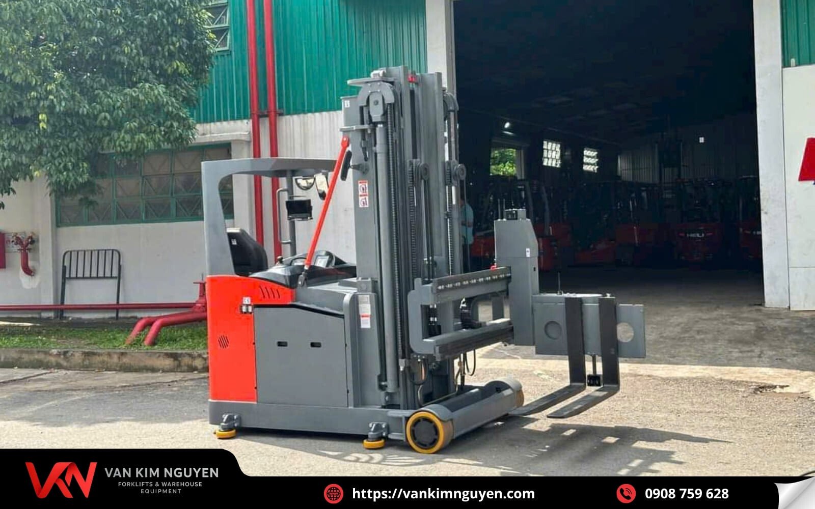  Xe nâng chuyên dụng giúp vận chuyển và sắp xếp hàng hóa hiệu quả