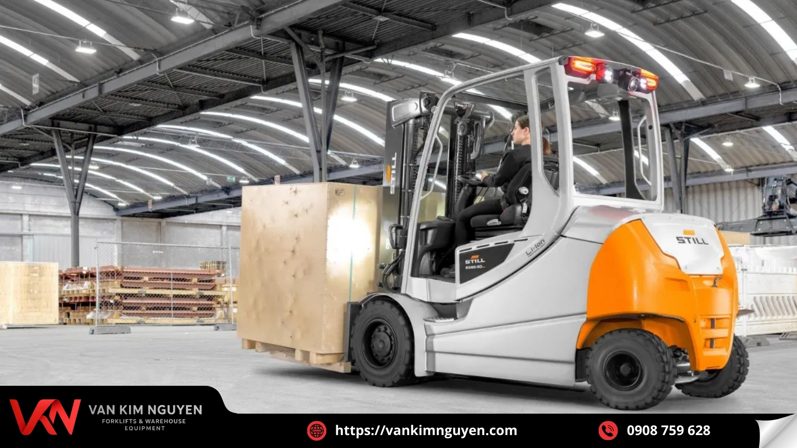 Xe nâng điện giúp vận chuyển hàng hóa trong kho hàng Xe nâng điện giúp vận chuyển hàng hóa trong kho hàng