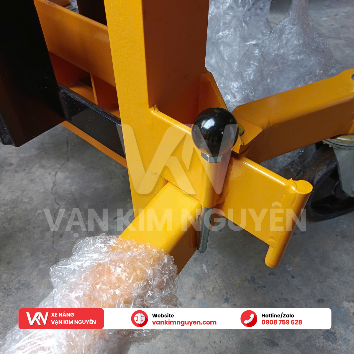 Xe nâng kẹp thùng phuy tay cao