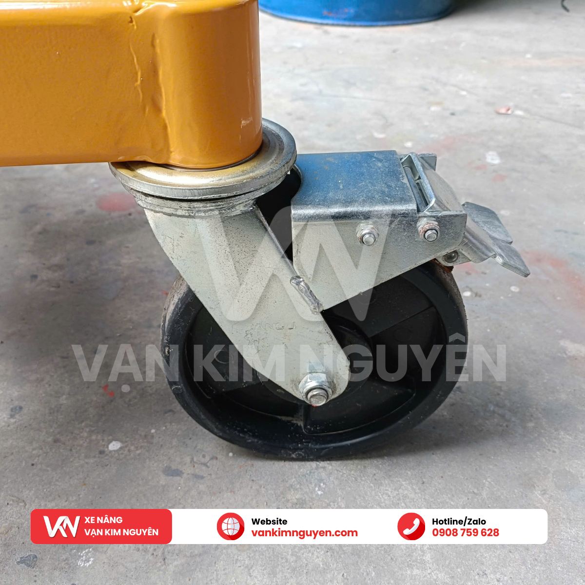 Xe nâng kẹp thùng phuy tay cao