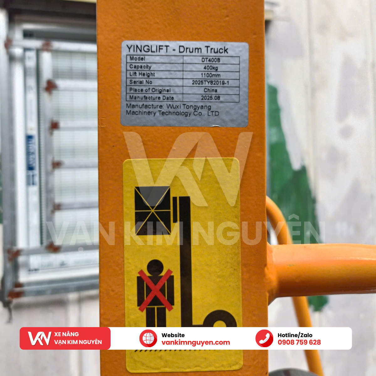 Xe nâng kẹp thùng phuy tay cao