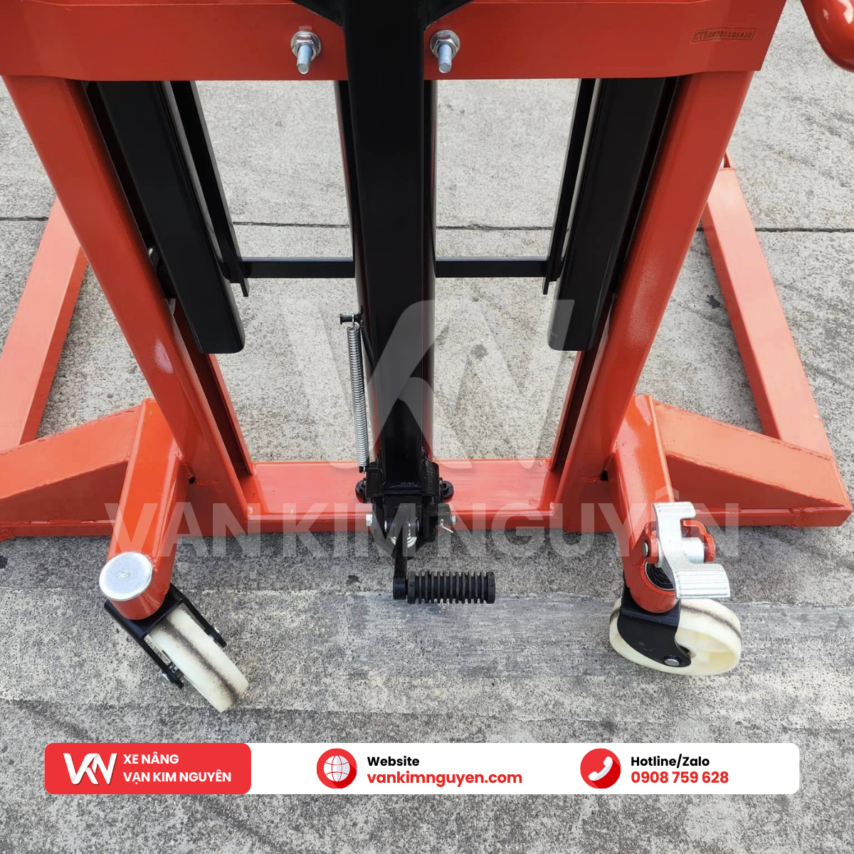 Xe Nâng Tay Cao Chân Rộng