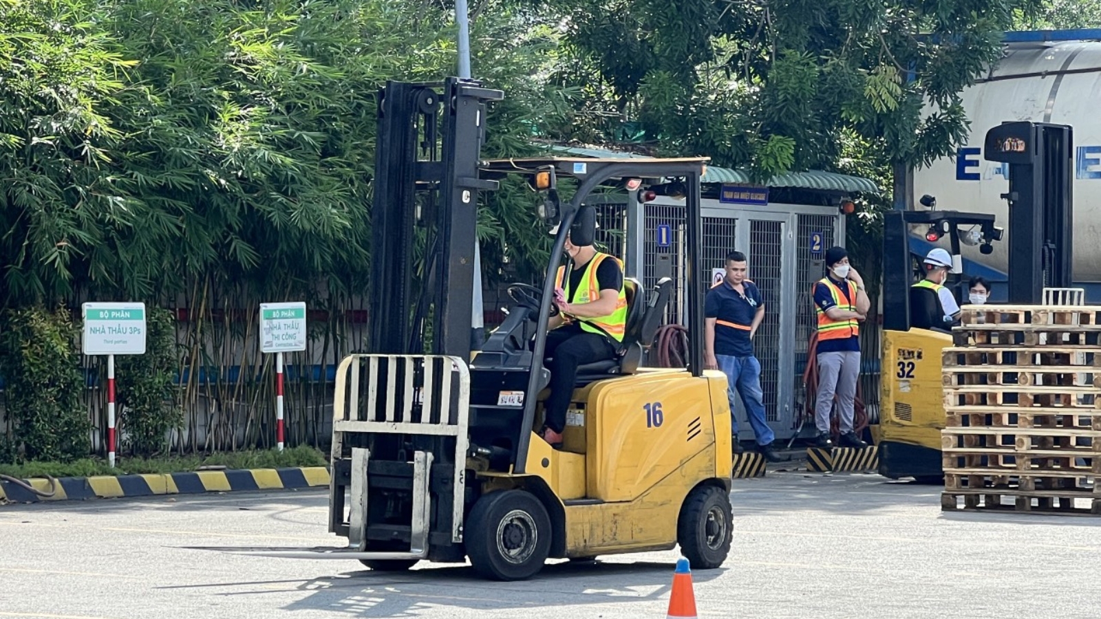 Chứng chỉ lái xe nâng: Điều kiện, hồ sơ, chi phí và thời hạn