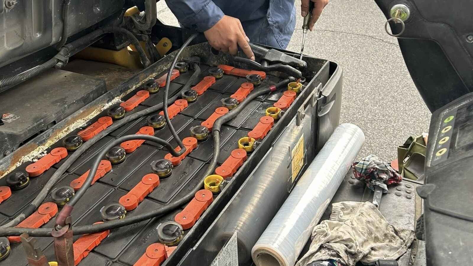 Cách phục hồi bình ắc quy khô xe nâng hiệu quả tại nhà