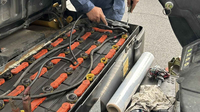 Cách phục hồi bình ắc quy khô xe nâng hiệu quả tại nhà