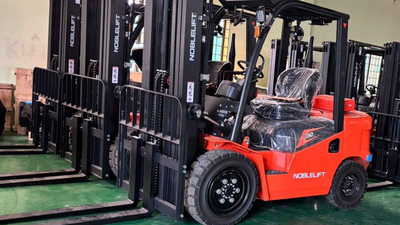 So sánh xe nâng điện và xe nâng dầu: Đâu là giải pháp tối ưu?