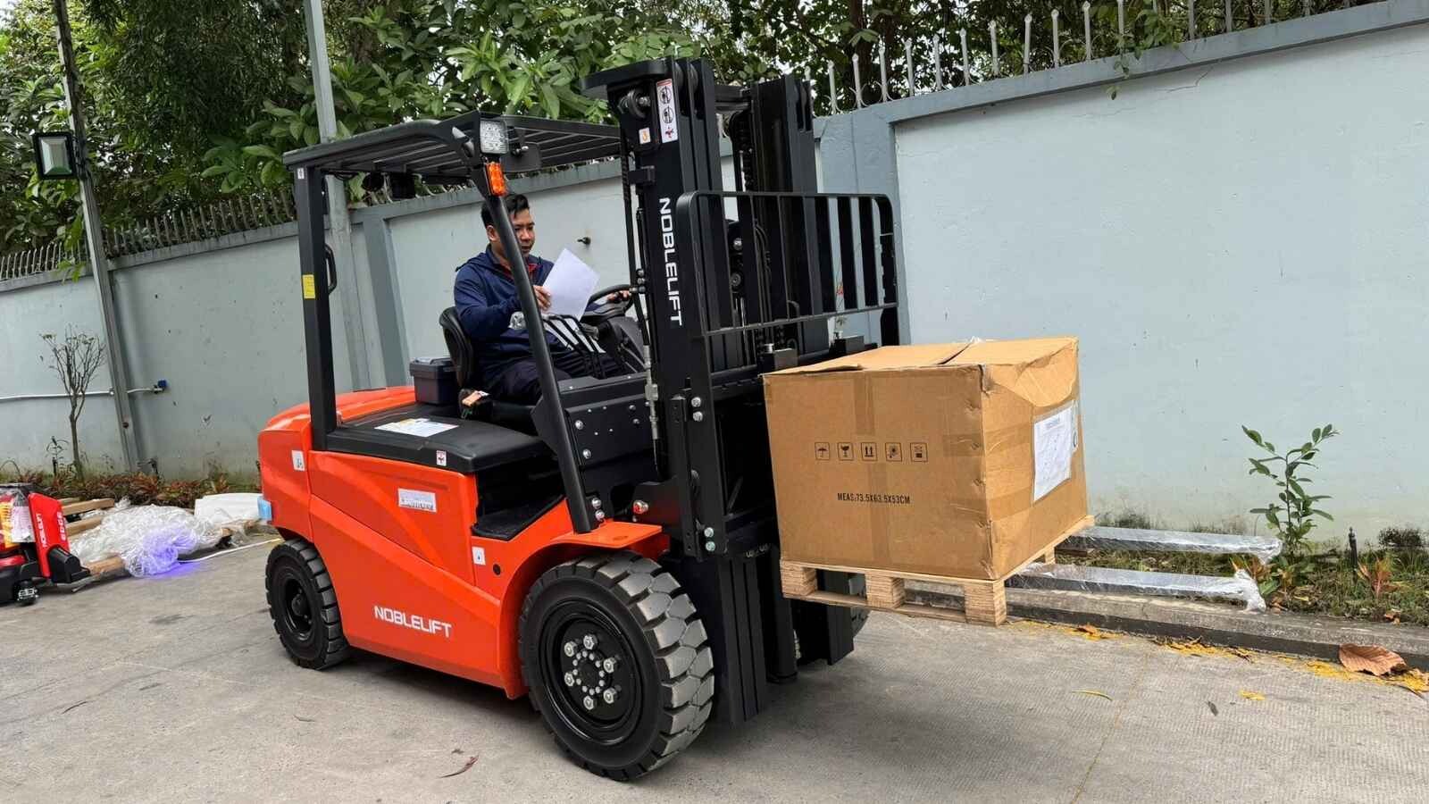 Xe nâng có được đi ra đường không? Giải đáp chi tiết