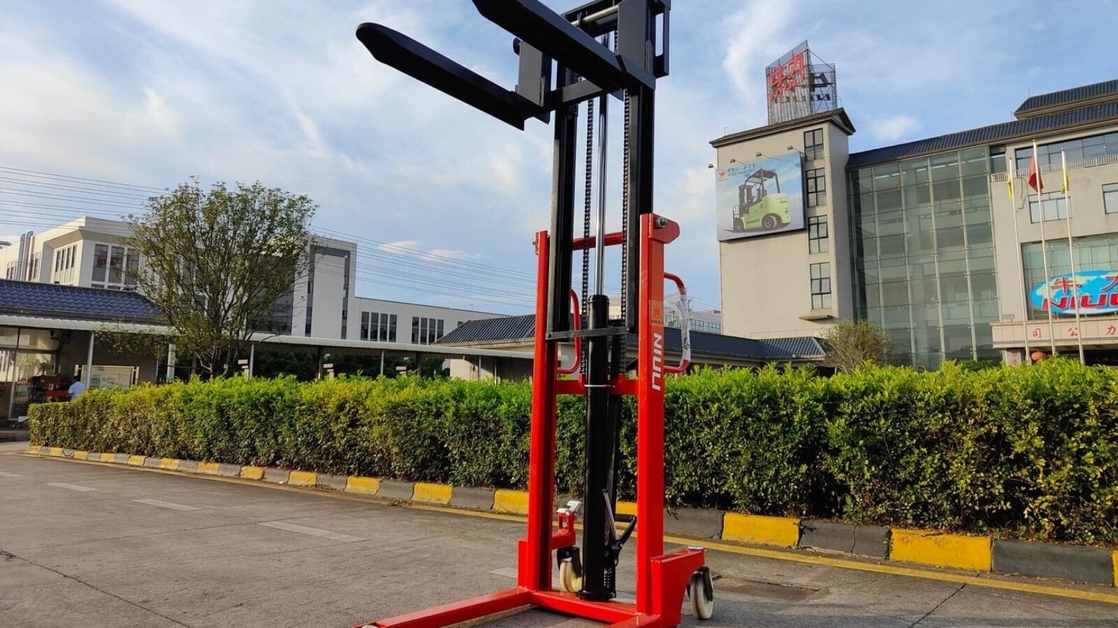 Dấu hiệu nhận biết xe nâng tay cao bị hỏng thủy lực